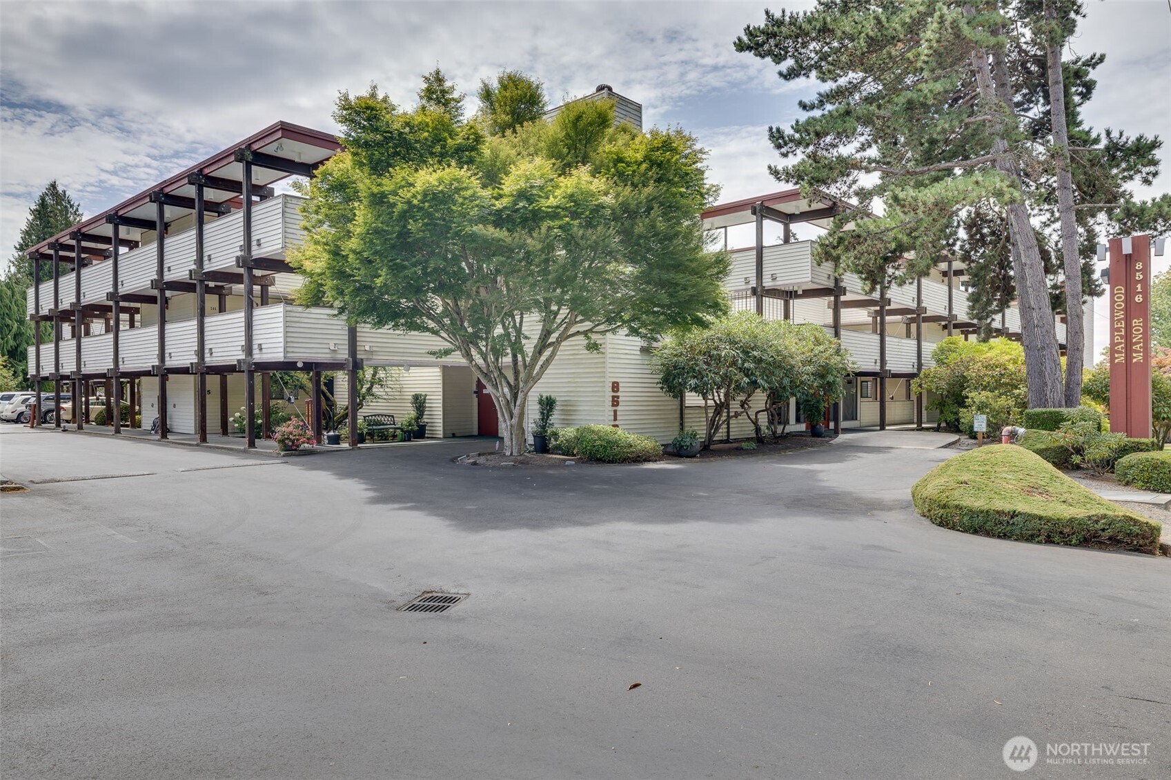 8516 196th Street Southwest, Unit 105 Edmonds, WA 98026 - Photo 2 of 40