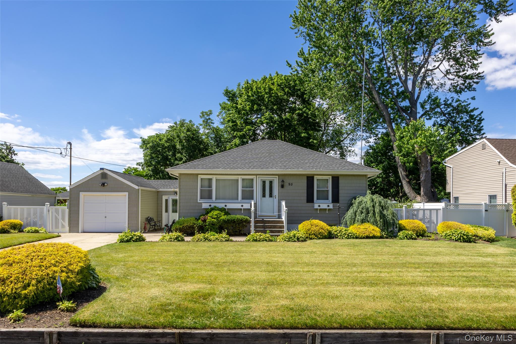 95 Laurel Road Lindenhurst, NY 11757 - Photo 2 of 28