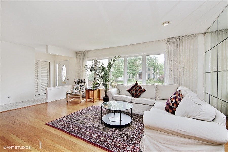 601 Locust Road Wilmette, IL 60091 - Photo 2 of 17