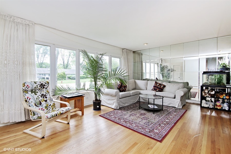 601 Locust Road Wilmette, IL 60091 - Photo 3 of 17