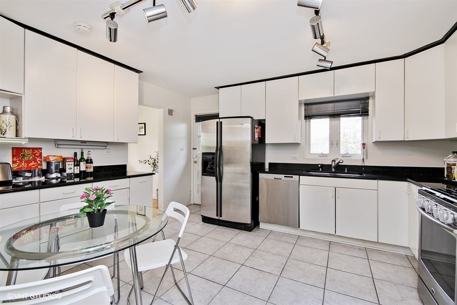 601 Locust Road Wilmette, IL 60091 - Photo 4 of 17