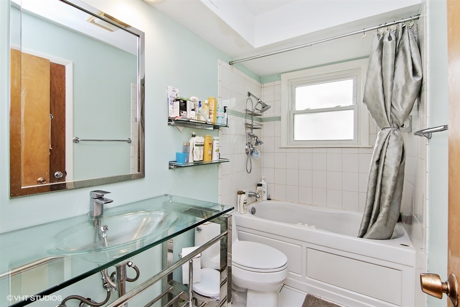 601 Locust Road Wilmette, IL 60091 - Photo 8 of 17