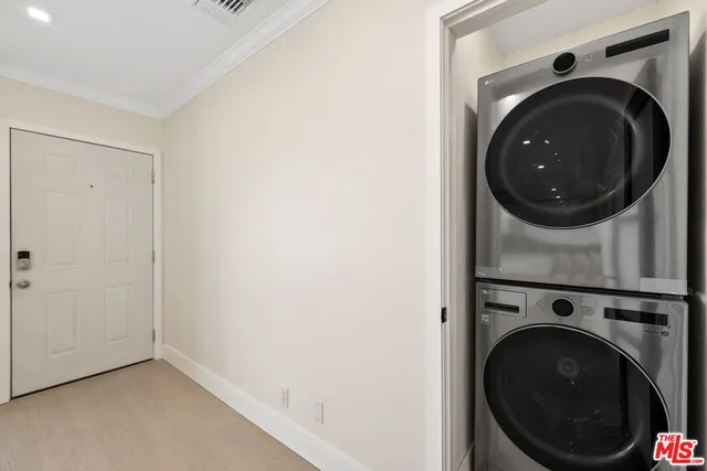 a close up view of a washer and dryer