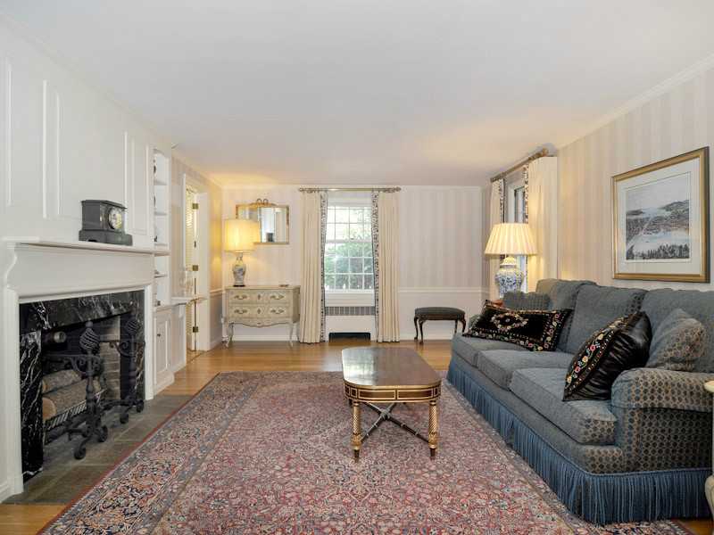 421 Spring Green Road Warwick, RI 02888 - Photo 8 of 25 Living Room.