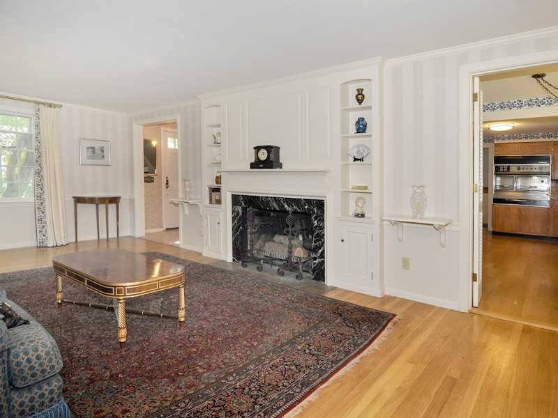 421 Spring Green Road Warwick, RI 02888 - Photo 10 of 25 Living Room.