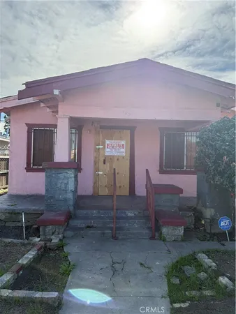 a view of house with a yard