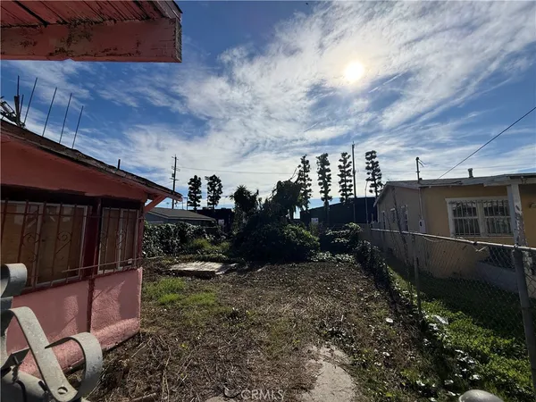 a view of a backyard