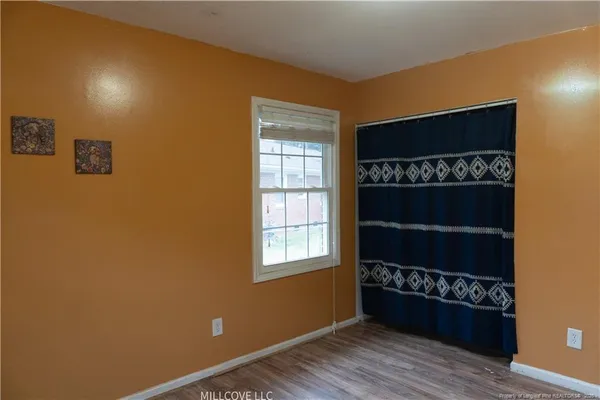 a view of entryway with yard