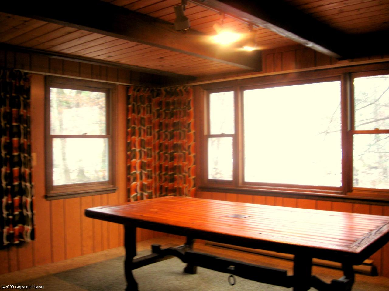 1000 Stuart Place Bushkill, PA 18324 - Photo 4 of 20 Family Room or Dining Room