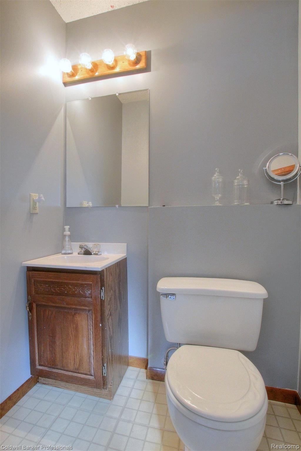 13646 Hoeft Road Belleville, MI 48111 - Photo 17 of 34 17-2nd-Half-Bath.jpg