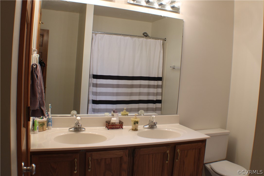 8901 Woodpecker Road Chesterfield, VA 23838 - Photo 34 of 46 Upstairs hall full bath with double sinks!
