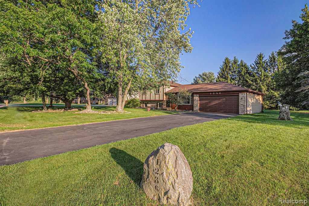 1236 Bay Ridge Highland, MI 48356 - Photo 3 of 35 Gallery Image 3