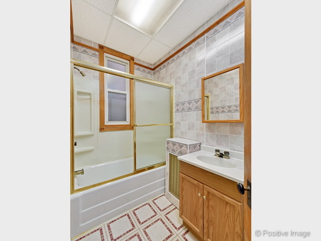 Undisclosed Address Chicago, IL 60613 - Photo 13 of 22 a bathroom with a sink and a bathtub