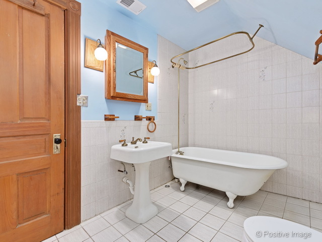 Undisclosed Address Chicago, IL 60613 - Photo 20 of 22 a bathroom with a sink a toilet and a bathtub