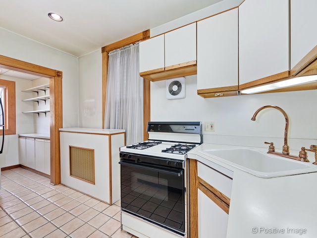 Undisclosed Address Chicago, IL 60613 - Photo 9 of 22 a kitchen with stainless steel appliances a stove a sink and a refrigerator