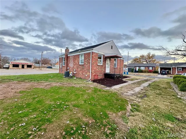 $1,200 | 2665 East 27th Street, Granite City, IL 62040