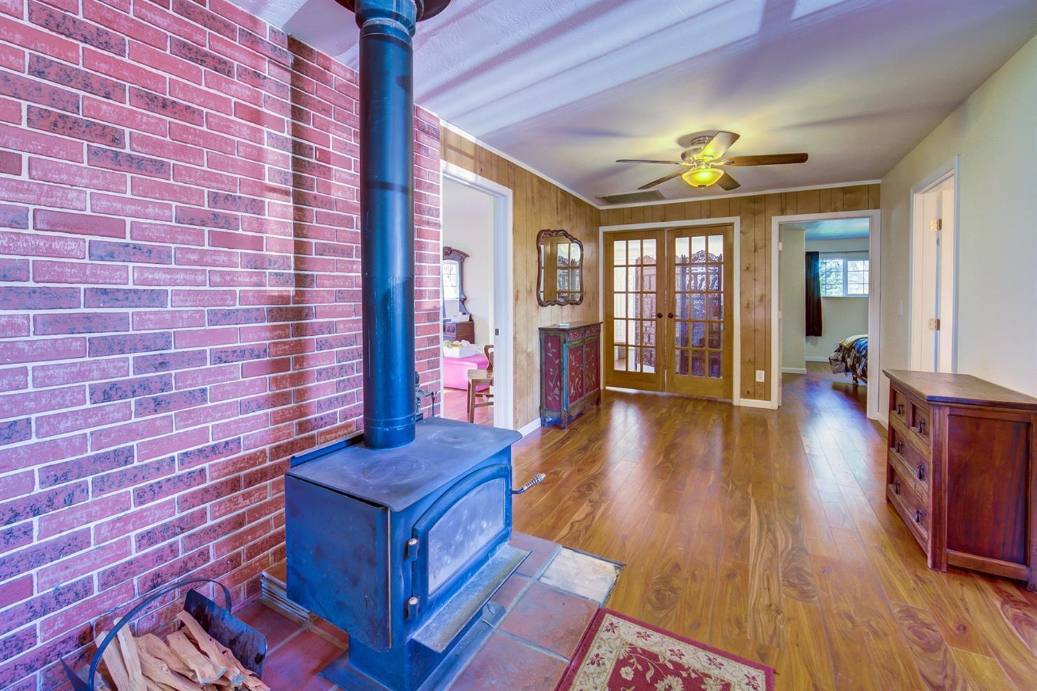 4149 Hilsinger Road Phoenix, OR 97535 - Photo 11 of 35 a lobby with furniture and wooden floor
