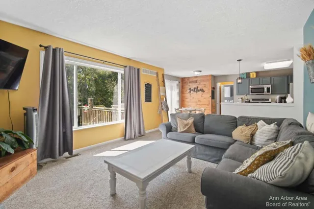 $389,500 | 214 Glenwood Circle, Manchester, MI 48158