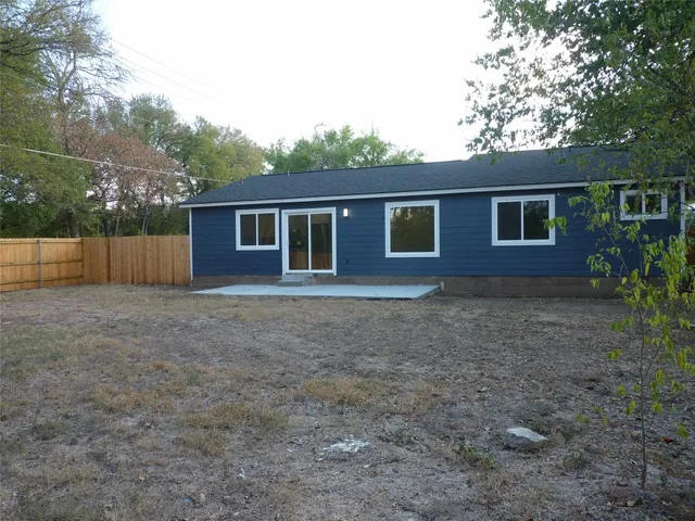 a view of backyard with tree