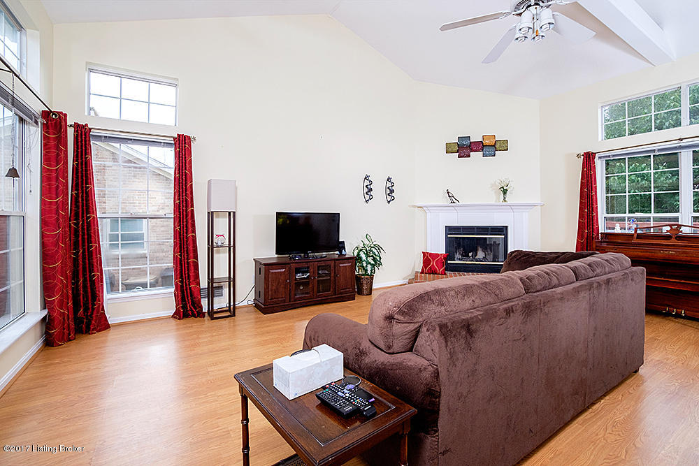 10307 Vantage Road Louisville, KY 40299 - Photo 18 of 26 Living room