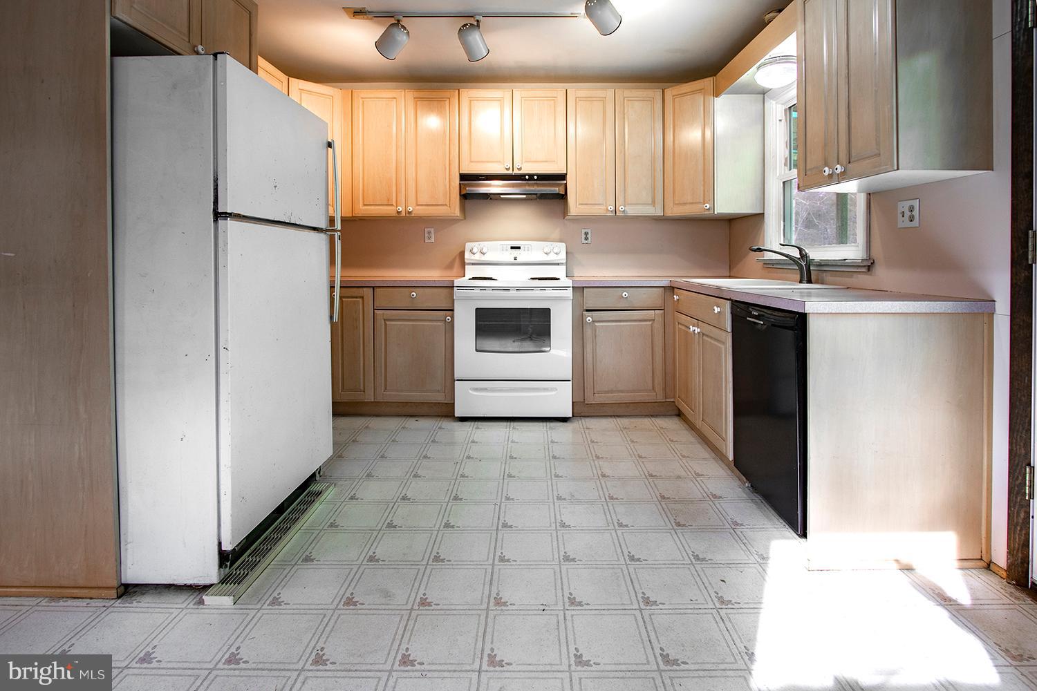 10 Worrell Road Tabernacle, NJ 08088 - Photo 9 of 24 Kitchen and breakfast room