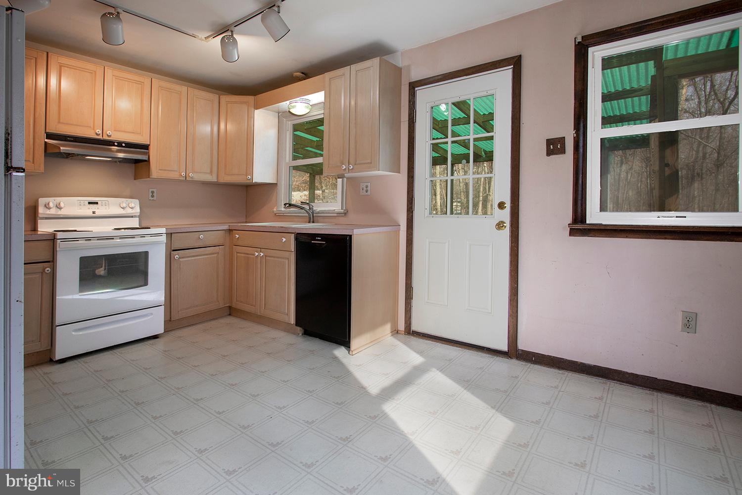 10 Worrell Road Tabernacle, NJ 08088 - Photo 10 of 24 Kitchen with door to deck porch