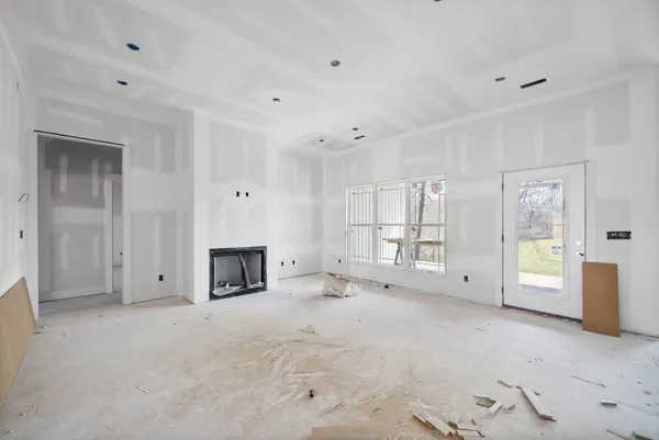 a view of empty room with window
