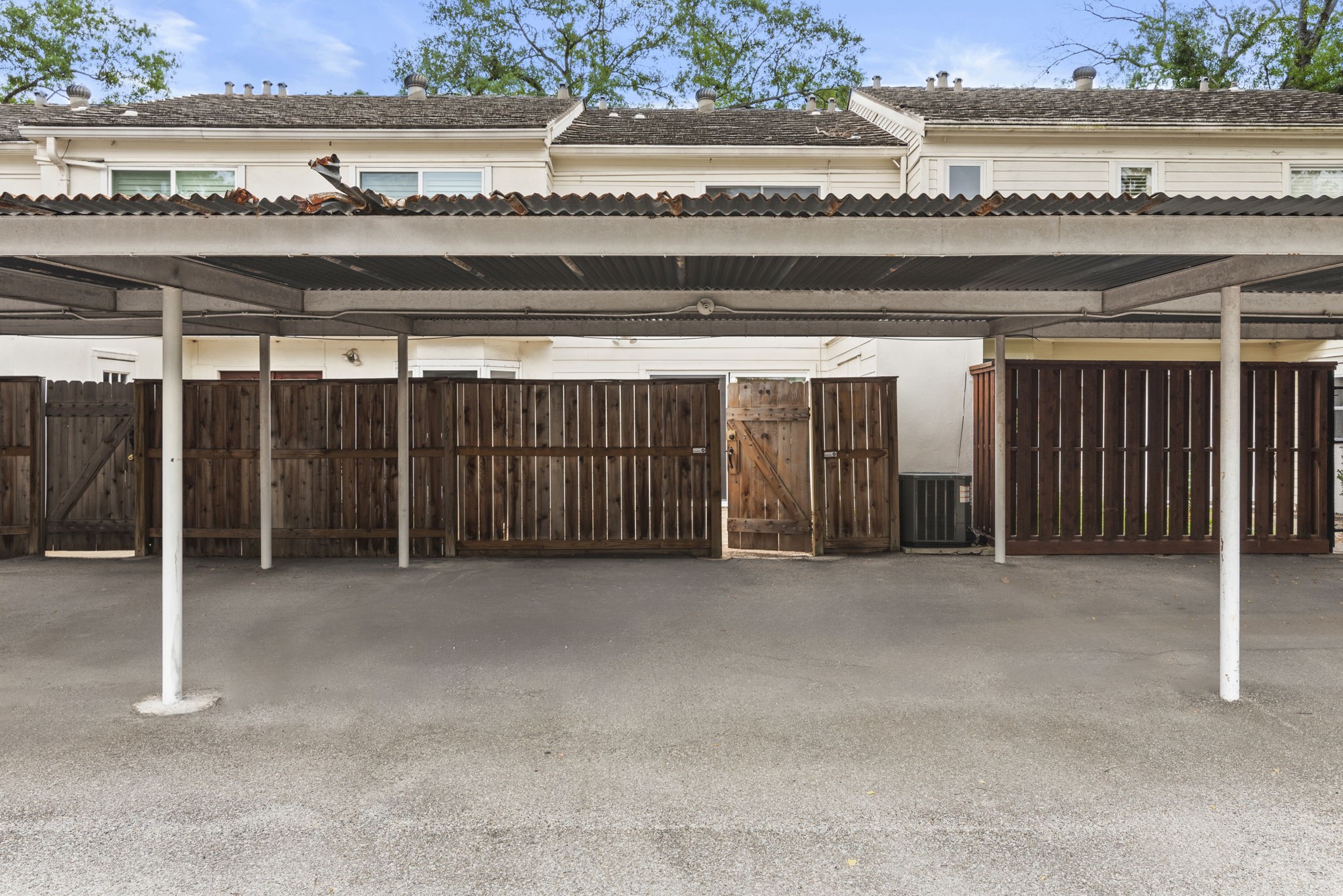 9668 Westview Drive, Unit 2 Houston, TX 77055 - Photo 32 of 34 a view of a terrace