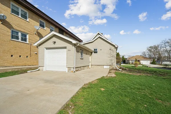 $2,400 | 906 State Street, Lemont, IL 60439