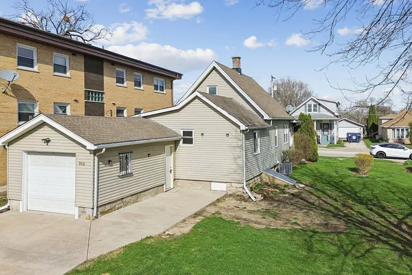 $2,400 | 906 State Street, Lemont, IL 60439