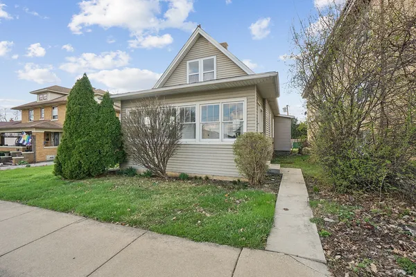 $2,400 | 906 State Street, Lemont, IL 60439