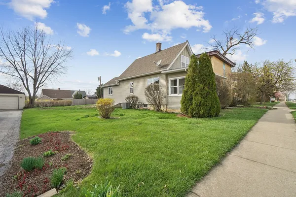 $2,400 | 906 State Street, Lemont, IL 60439