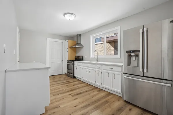 $2,400 | 906 State Street, Lemont, IL 60439