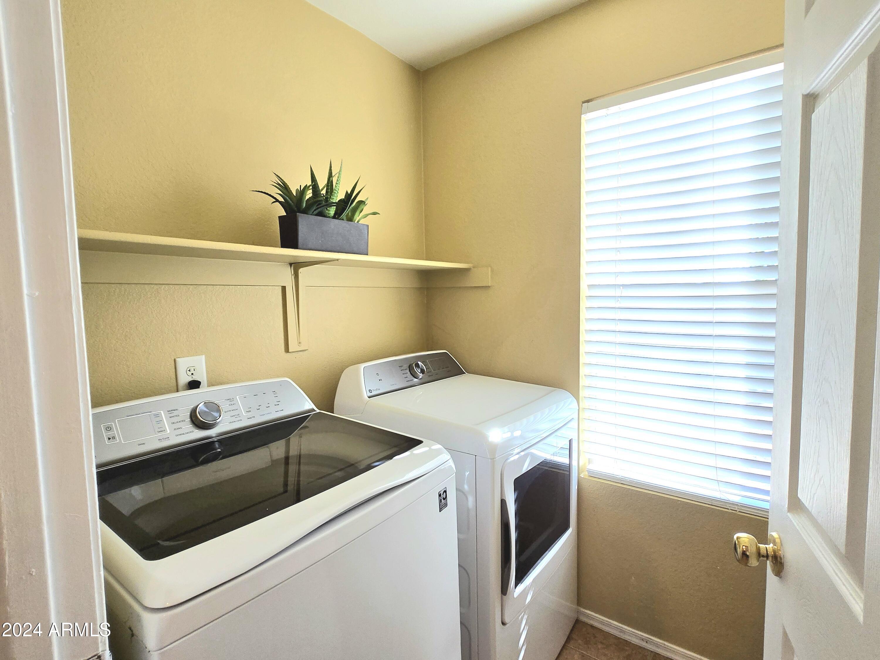 9365 West Eaton Road Phoenix, AZ 85037 - Photo 17 of 30 a utility room with dryer and washer