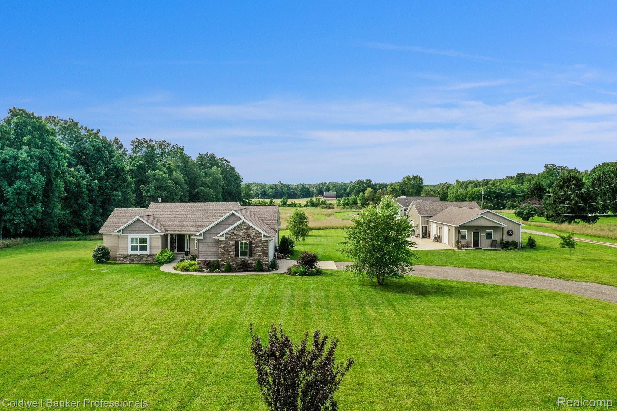 8665 Oakhill Road Clarkston, MI 48348 - Photo 1 of 49 This is NOT one to miss!
