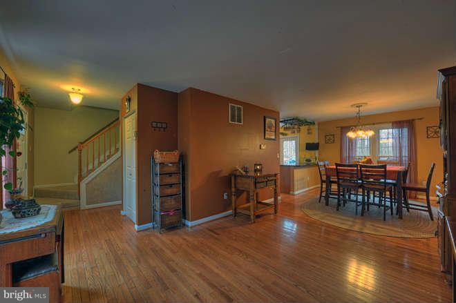 1290 Hardy Road Arnold, MD 21012 - Photo 9 of 27 Living Room