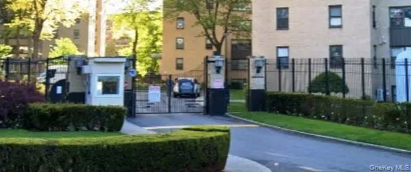 $179,900 | 1 Fordham Hill Ovl, Unit 2E | University Heights