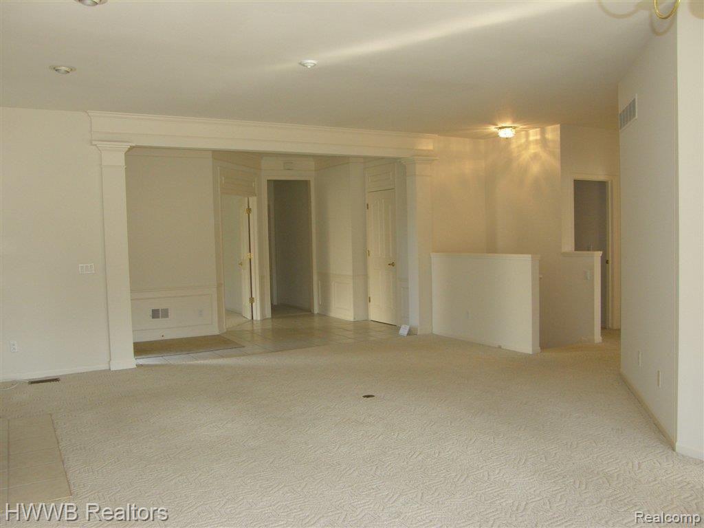 809 Garnet Court Rochester, MI 48306 - Photo 6 of 24 VIEW OF LIVING ROOM