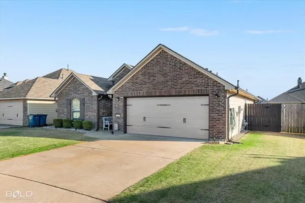 a view of a house with yard and garage