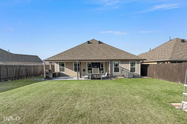 a view of a house with yard and porch