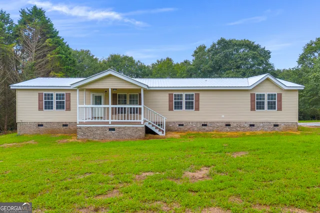a view of a house with a backyard