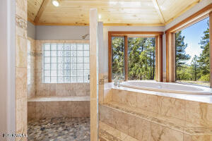 150 East Flat Rock Ridge Flagstaff, AZ 86001 - Photo 32 of 74 Primary Bath