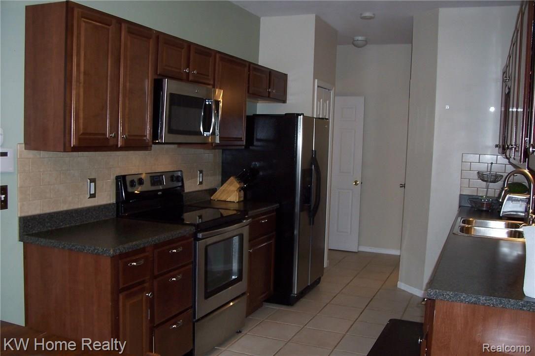 7196 Green Farm Road, Unit 156 West Bloomfield, MI 48322 - Photo 4 of 12 000_0564.JPG