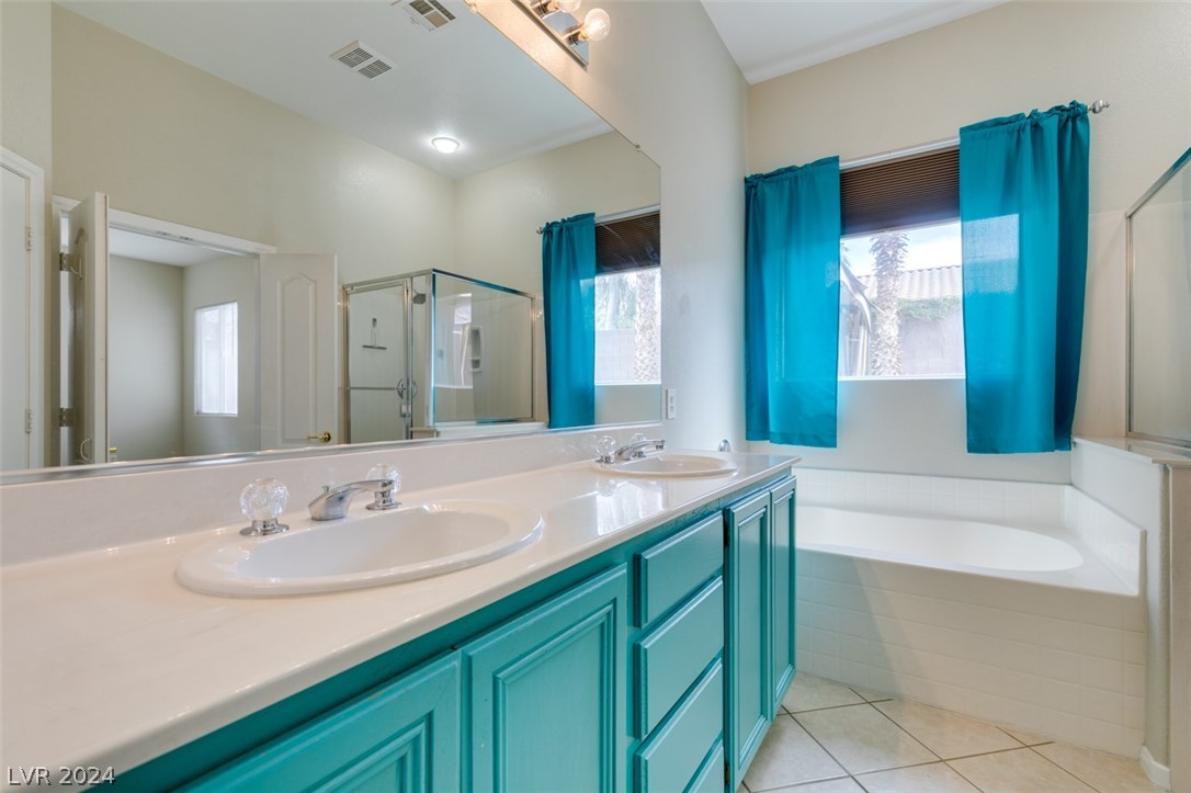 191 Ruby Ridge Avenue Henderson, NV 89002 - Photo 32 of 38 Primary bathroom with garden tub
