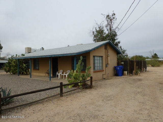 120 West King Road Tucson, AZ 85705 - Photo 2 of 10 a view of a house with patio