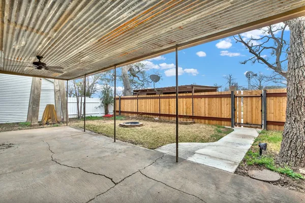 a view of a backyard