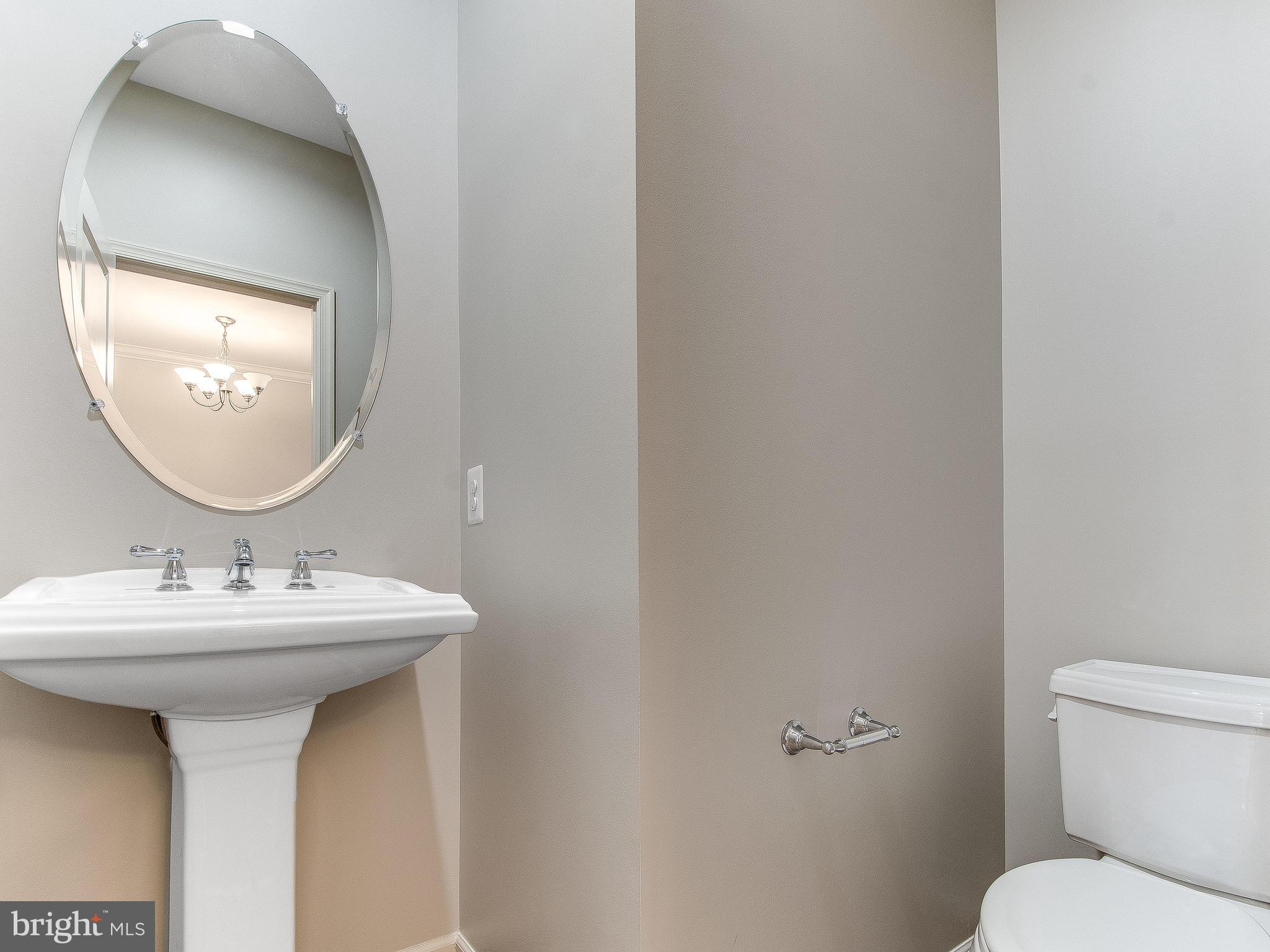 42173 Castle Ridge Square Ashburn, VA 20148 - Photo 9 of 28 Main level 1/2 Bath