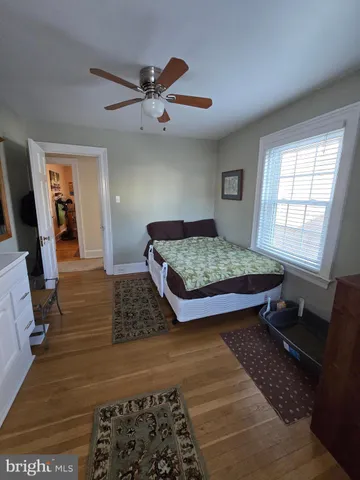 a view of entryway with outdoor kitchen