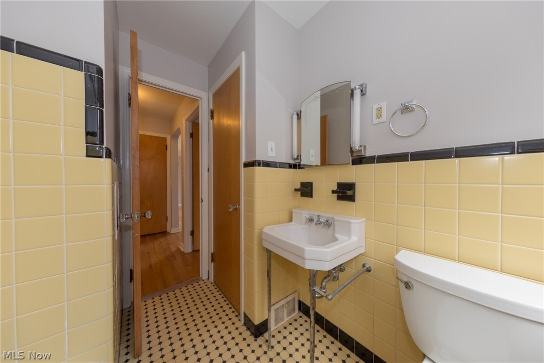 1131 Castleton Road Cleveland Heights, OH 44121 - Photo 12 of 30