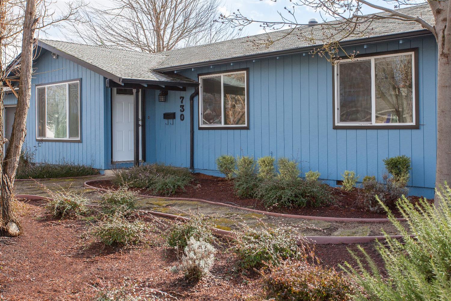 730 Chestnut Street Central Point, OR 97502 - Photo 7 of 23 a front view of a house with garden
